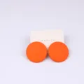 Pendientes redondos mates de acrílico naranja, aretes minimalistas de colores vibrantes. - Naranja