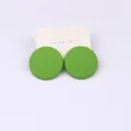 Pendientes de botón redondos de acrílico verde mate, pendientes geométricos minimalistas mujer. - Verde claro