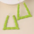 Modische grüne bambusförmige dreieckige acryl ohrstecker für damen minimalistischer schmuck - Obstgrün
