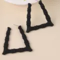 Schwarze dreieckige Bambus Acryl Ohrstecker Detail Nahaufnahme Ansicht Modeschmuck - Schwarz