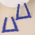 Blaue Acryl Bambus Dreieck Ohrringe Detailaufnahme mit einzigartigem modernen Schmuck Design Stil. - Saphirblau