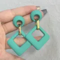Pendientes de acrílico geométrico turquesa elegante con eslabones dorados y retro. - Azul lago
