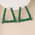 Grüne Bambus Knoten geometrische Acryl Ohrringe Detailansicht, minimalistischer Schmuck. - Dunkelgrün