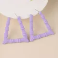 Lila Bambus Form Acryl Ohrringe Detailaufnahme, stilvoller minimalistischer Damenschmuck. - Lila