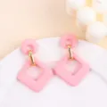 Pendientes geométricos de acrílico rosa detalle, diseño hueco elegante oro. - Rosa