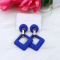 Pendientes geometricos de acrilico azul con diseño de diamante hueco y cadena de metal elegante - Azul Zafiro