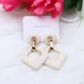 Pendientes de acrílico geométricos elegantes con detalles metálicos para uso diario. - Metro