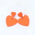 Boucles d'oreilles double cœur en acrylique orange vif sur carte, bijoux minimalistes élégants - Orange vif