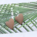 Orecchini a lobo a cuore marrone opaco, gioielli in acrilico minimalisti da donna. - Marrone