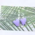 Orecchini a lobo con cuore in acrilico viola, orecchini minimalisti alla moda variante. - Viola chiaro