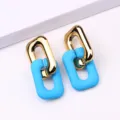 Boucles d'oreilles chaînes géométriques avec anneau doré poli et design rectangulaire bleu mat. - Bleu ciel