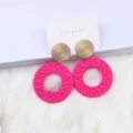 Böhmische rosa geflochtene runde Ohrstecker, stilvolle geometrische Metall Ohrringe für Damen. - Fuchsia