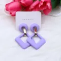 Pendientes colgantes geométricos de acrílico morado con conectores en tarjeta. - Púrpura