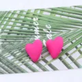 Orecchini a lobo con cuore rosa da donna, gioielli in acrilico minimalisti ed eleganti. - Rosso rosa