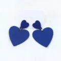 Boucles d'oreilles clous grand cœur en acrylique bleu foncé, bijoux d'oreilles géométriques. - Bleu foncé