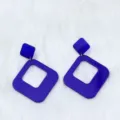 Boucles d'oreilles géométriques en acrylique bleu roi, design carré ajouré élégant pour femmes. - Acrylique Carré