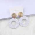 Böhmische gewebte Creolen mit goldener strukturierter Scheibe, stilvolles geometrisches Design. - Weiß