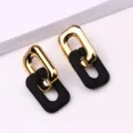 Boucles d'oreilles pendantes géométriques maillons dorés brillants et noirs mat femme. - Noir