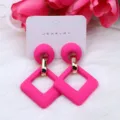 Pendientes geométricos de acrílico rosa brillante con eslabones dorados joyería elegante - Rosa rojo