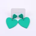 Boucles d'oreilles puces cœur acrylique vert, bijoux élégants pour femmes variante. - Vert