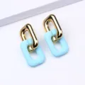 Boucles d'oreilles pendantes chaîne rectangle chic, finition mate bleue et or, tendance. - Bleu clair