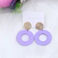 Lila gewebte geometrische Kreis Ohrstecker mit goldener strukturierter Scheibe Damen Schmuck - Lila
