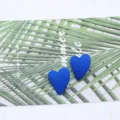 Orecchini a cuore blu opaco da donna, gioielli minimalisti con perni in acrilico. - Blu Zaffiro