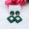 Pendientes colgantes geométricos de acrílico verde con acabado mate y anillas doradas. - Verde Oscuro