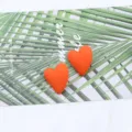 Bellissimi orecchini a lobo cuore arancione in acrilico, gioielli alla moda per donna. - Arancione