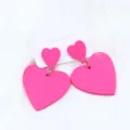 Chics boucles d'oreilles pendantes double coeur en acrylique rose, style minimaliste. - Rose vif
