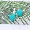 Orecchini a lobo cuore acrilico turchese, elegante gioiello geometrico minimalista donna. - Blu lago