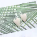 Orecchini a lobo cuore gonfi opachi bianco crema chic minimalisti in acrilico - Bianco avorio