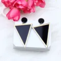 Retro geometrische Acryl Ohrringe mit schickem Schwarz Gold Dreieck Design für Damen chic - Schwarz Durchbrochen