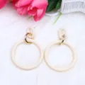 Boucles d'oreilles créoles en acrylique beige variante, bijoux géométriques tendance. - Mètre