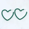 Magnifiques boucles d'oreilles en forme de cœur vert, style minimaliste et élégant. - Vert Foncé