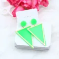 Neon grüne geometrische Dreieck Acryl Ohrringe Retro Mode Schmuck für Damen tägliche Kleidung - Hohles Leuchtgrün