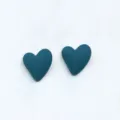 Orecchini a lobo cuore verde scuro, gioielli cuore resina opaco minimalista donna quotidiano. - Verde scuro