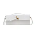 Schicke weisse geflochtene Baguette Tasche, elegante horizontale Umhaengetasche mit Knoten. - Weiß