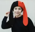 Primer plano detallado del gorro de punto de invierno con orejas de conejo y color. - Elástico (54-58cm) / Naranja y Negro