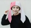 Vista detallada de tierno gorro de punto con orejas de conejo bicolor para invierno cálido. - Elástico (54-58cm) / Retales blanco y rosa