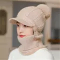 Vista detallada del cómodo gorro de punto de invierno con visera y cuello integrado. - Talla única / Caqui