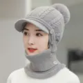 Cálido gorro de invierno de punto gris con visera y calentador de cuello integrado. - Talla única / Gris