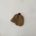 Detalle del gorro de punto marrón para bebés con pompón rojo y orejeras muy abrigadas. - 44-48cm / Café