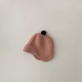 Detalle de primer plano del gorro de punto rosa para bebé con orejeras y pompón. - 44-48cm / Rosa