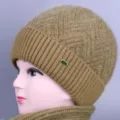 Set berretto e sciarpa lavorati a maglia spessa da donna cappello caldo con decoro in metallo. - Kaki