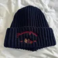 Gorro de invierno de punto azul marino para mujer con bonito oso bordado y letras. - M (56-58cm) / Azul Marino