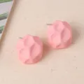 Detalle de pendientes de botón de acrílico geométrico rosa irregular, diseño caramelo. - Rosa