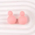 Minimale rosa bonbonfarbene Acryl Kugel Ohrstecker, süßes geometrisches Ohrring Design für Alltag. - Rosa