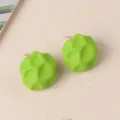 Pendientes de tuerca de acrílico geométrico irregular verde, detalle mate. - Verde