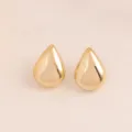 Vue de detail de boucles d'oreilles goutte dorees, accessoire de bijouterie metallique. - Larme / Or